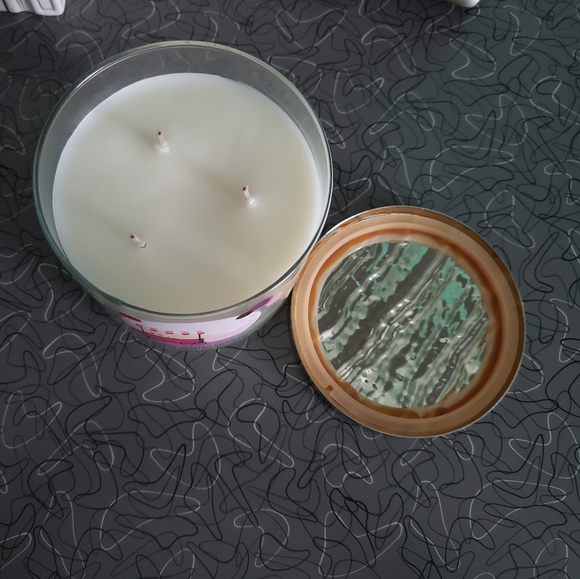 Berry Waffle Cone 3 wick candle BN! HTF rare - Picture 2 of 4